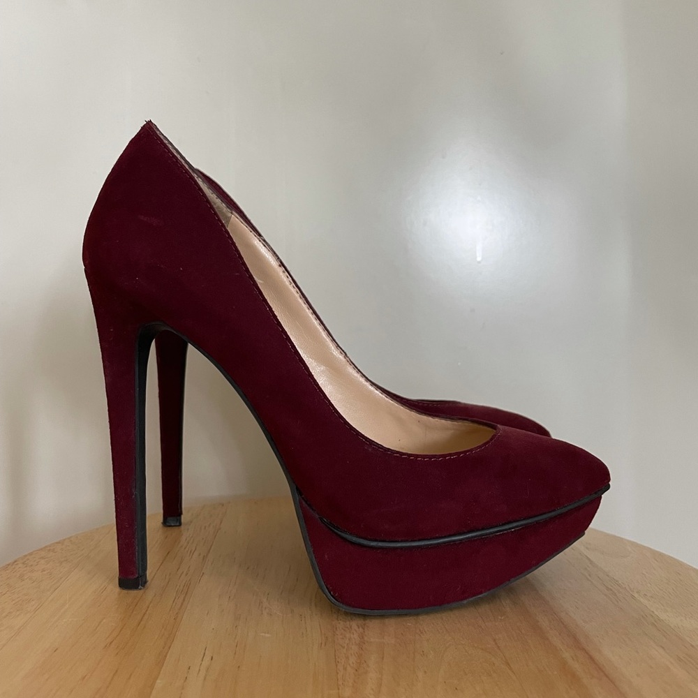 Maroon pointed toe pumps. Size 5.5. Lightly worn.